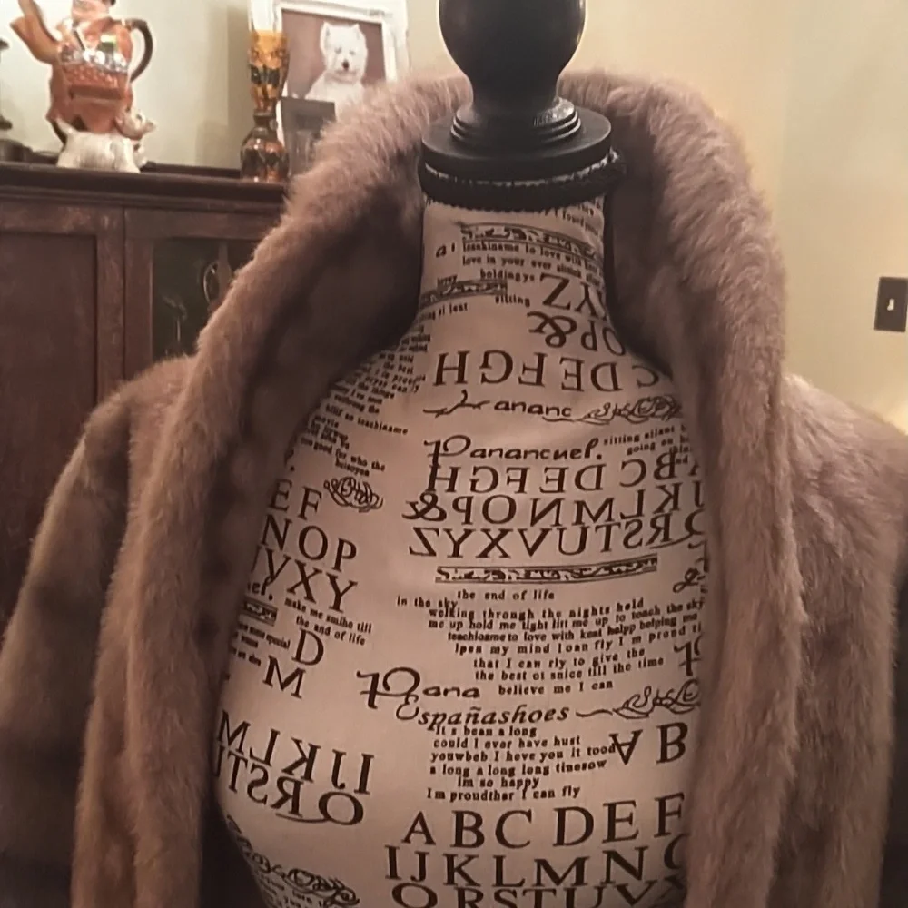 Women's elegant vintage 1950 faux fur shawl wrap by Regina Glenara Glenoit. - Picture 4 of 9